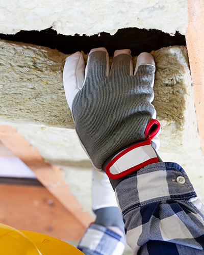 gros plan main tenant un isolant thermique