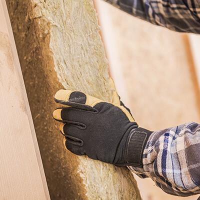 gros plan isolant mains homme