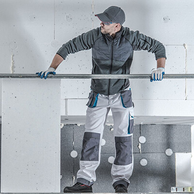 homme sur un echafaudage