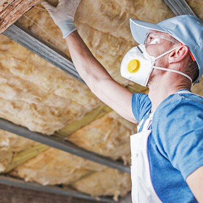 homme masque isolation combles