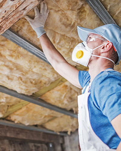 homme masque isolation combles