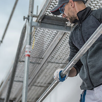 homme sur un échafaudage
