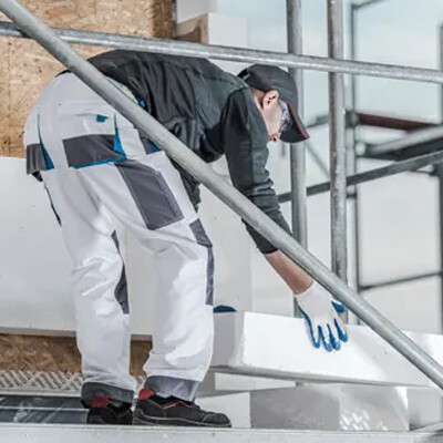 homme sur un échafaudage