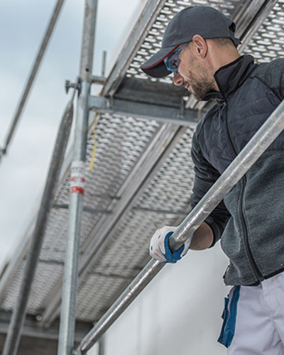 homme sur un échafaudage