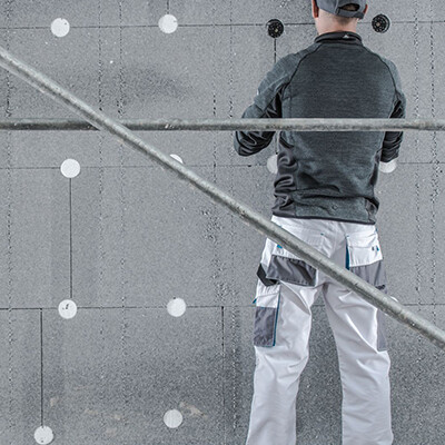 mur isolation homme echafaudage