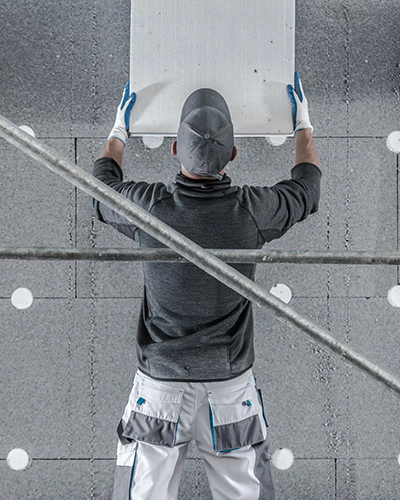 homme echafaudage plaque isolation