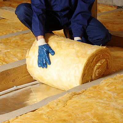 homme déroule un isolant