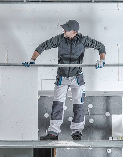 Homme échafaudage isolation