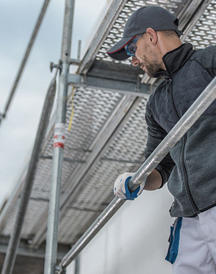 Homme échafaudage chantier