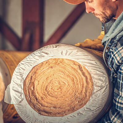 Homme avec un rouleau d'isolant
