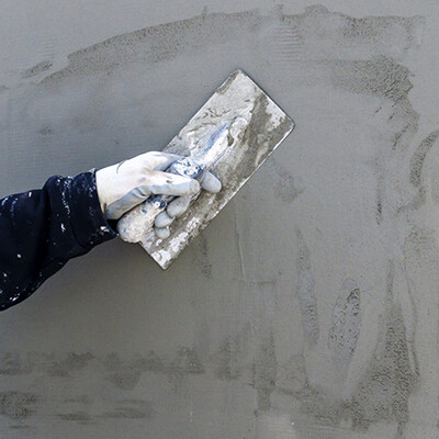 gros plan main ciment