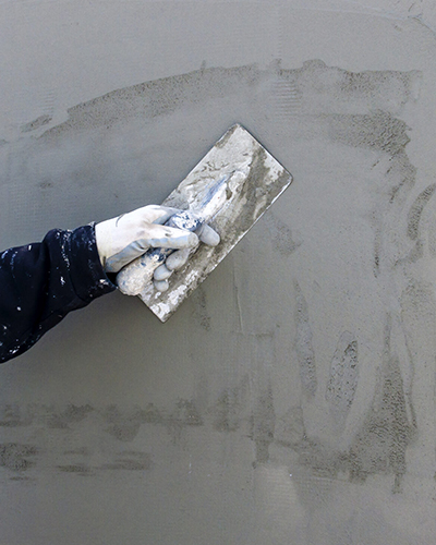 gros plan main ciment