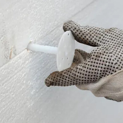 gros plan main isolation