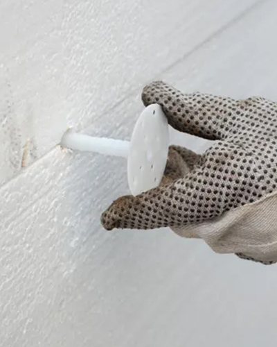 gros plan main isolation